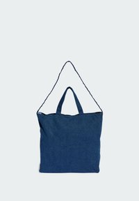 Borsa tote in denim blu scuro con forma rettangolare, doppi manici superiori e una tracolla singola rimovibile. Texture liscia, design minimalista.