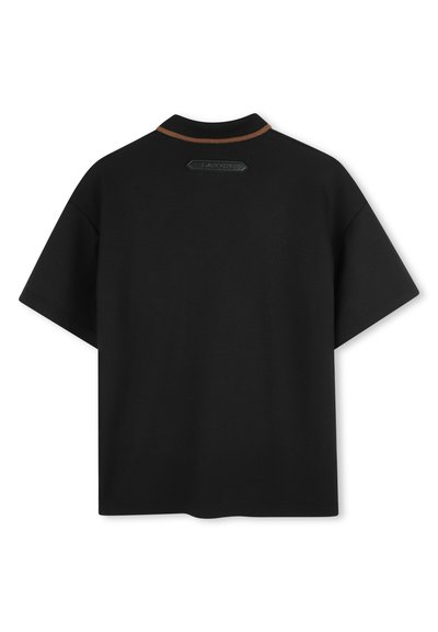 Czarna koszula z krótkim rękawem o teksturowanej tkaninie, z brązowym akcentem kołnierza oraz metką z logo z tyłu, blisko dekoltu.