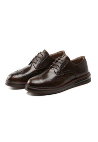 Chaussures brogue en cuir marron avec des détails perforés, une surface texturée, des lacets plats et une semelle en caoutchouc pour un confort accru.