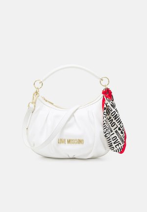 Biała torebka Love Moschino z złotym okuciem i czarno-biało-czerwoną apaszką z logo przywiązaną do rączki, widoczne dwa odpinane paski.