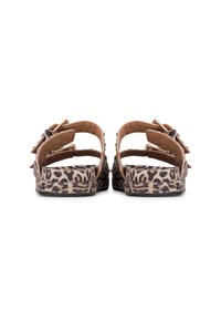 Sandali con stampa leopardata e dettagli marroni, dotati di doppi cinturini regolabili e suola testurizzata, progettati per comfort e stabilità.