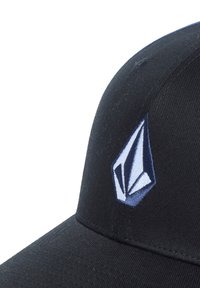 Casquette noire en tissu texturé, avec un logo brodé bleu et blanc sur le panneau avant. Visière courbée et design structuré.