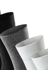 Calzini in cotone di colore nero, grigio scuro, grigio chiaro e bianco. Texture morbida, motivo a coste e diverse sfumature. Nessun logo o elemento hardware visibile.