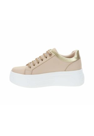 Sneaker beige con suola piatta bianca, dettagli in oro texture e lacci piatti. Presentano un materiale liscio e un design con punta arrotondata.