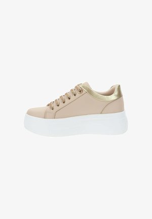 Beige sneakers met een witte platformzool, getextureerde gouden accenten en platte veters. Kenmerken zijn het gladde materiaal en het ronde te ontwerp.
