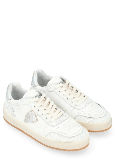 Witte leren sneakers met een gestructureerde zilveren accent, ronde neus en crèmekleurige veters. Rubberen zool met een lichtbruine looppatroon.