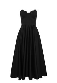 Bezramienne czarne suknia wieczorowa z falbaniastym dekoltem, dopasowaną górą oraz zwiewną, pełną długością spódnicą.