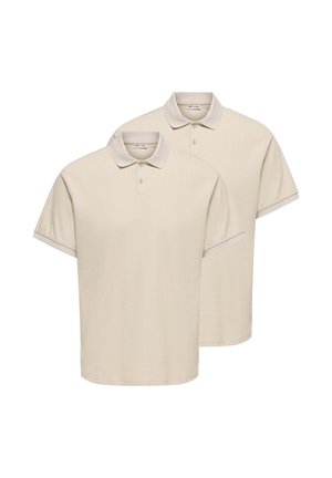 To beige poloskjorter med korte ærmer, kraver og tre knapper, stablet med den forreste skjorte en smule mod venstre.