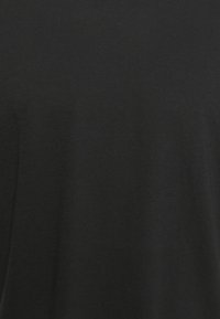 Čierne bavlnené tričko, krátke rukávy, klasický výstrih, mäkká textura, hladký povrch, bez vzorov alebo grafiky, minimalistický dizajn, univerzálne nosenie.