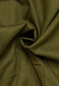 Tessuto intrecciato verde oliva con una texture liscia e un motivo a strisce diagonali, raccolto in una spirale, che mostra profondità e lucentezza.