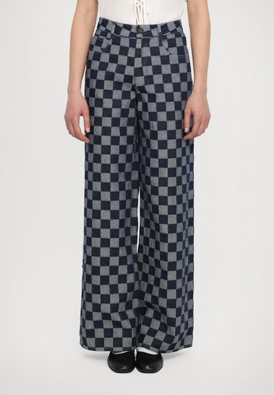 Wide-leg trousers in a navy and grey checkered pattern, featuring a button closure and front pockets, made of a sturdy fabric.