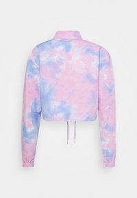 Krótką kurtkę cechuje pastelowy wzór tie-dye w odcieniach różu i niebieskiego, długie rękawy, stójka oraz sznurek regulacyjny na dolnym końcu.