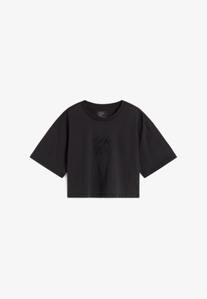 Czarna krótka koszulka z krótkim rękawem i subtelnym wytłoczonym logo Vans z przodu na środku.