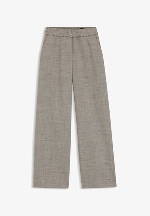 Beige wijde broek met hoge taille en subtiele textuur, voorzien van riemlussen, een aangesloten smalle riem en steekzakken, plat uitgestald op een witte achtergrond.