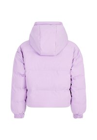 Fialová pufrová bunda s kapucňou, elastickými manžetami, prešívanou textúrou a skráteným strihom, s bezšvovým zadným dielom bez viditeľných zapínaní.