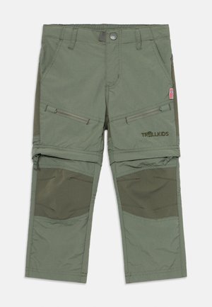 Dziecięce spodnie trekkingowe w kolorze oliwkowozielonym, z odpinanymi nogawkami na zamek, kieszeniami na udach zapinanymi na zamek, wzmocnionymi kolanami oraz logo Trollkids na prawej udzie.