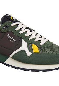 Sneaker verde e nera con materiali in mesh e camoscio, stringhe bianche, accenti gialli e suola in gomma con design testurizzato.