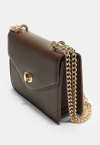 Smeđa kožna torbica preko tijela s teksturiranim završetkom, zlatnim lancem kao naramenicom i prednjim preklopom sa zlatnim zatvaračem.