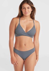 Set di bikini a righe in blu navy e bianco. Il top presenta un design triangolare con spalline sottili; il fondo è a vita bassa con copertura laterale.