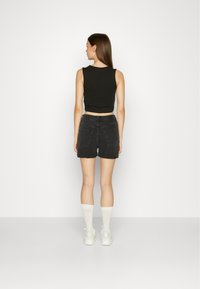 BDG Urban Outfitters ROLL HEM MOM SHORT - Calções de ganga - black