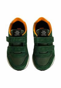 Sneaker verdi in materiali scamosciati e in rete, dotati di due cinturini in Velcro, una fodera interna arancione e una suola in gomma bianca.