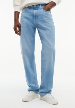 Tommy Jeans, OTIS REGULAR STRAIGHT WHISKERED JEANS - Дънки със свободна кройка - light blue denim