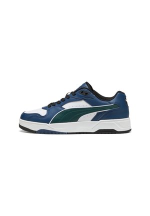 Blaue und grüne Leder-Sneaker mit weißen Akzenten, strukturiertem Design, schwarzen Schnürsenkeln und einer weißen Sohle mit einem strukturierten Außensohlenmuster.