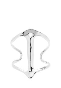 Anillo de plata con un diseño ondulado y abierto. Superficie lisa y brillante con contornos irregulares que reflejan la luz con una estética moderna.