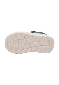 Weißer Gummi-Außensohle mit strukturiertem Muster und Profilgestaltung; „superfit“ Logo geprägt. Obermaterial in Marineblau mit sicherem Verschluss.