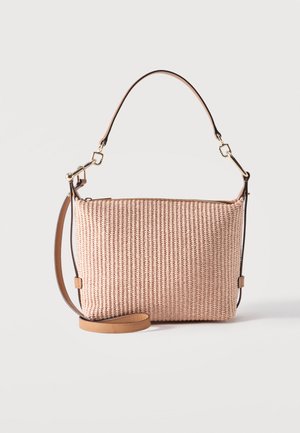 Rektangulær vævet beige håndtaske med kort rem og aftagelig længere læderrem, placeret mod en ensartet lys baggrund.