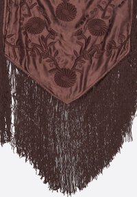Brązowy satynowy szal z haftowanymi kwiatowymi wzorami i frędzlami na krawędziach, o trójkątnym kształcie i gładkiej fakturze.