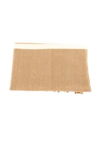 Beige sjaal met strepen en een zachte textuur, voorzien van franjeranden. Het ontwerp omvat een subtiel diagonaal patroon en een lichte crèmekleurige rand.