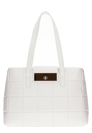 Bolso tote blanco acolchado de forma rectangular, con doble asa y un cierre metálico que presenta el logo de la marca grabado en la parte frontal.