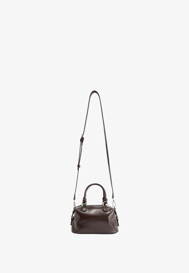 Borsa a tracolla in pelle marrone scuro con due manici corti e una tracolla lunga regolabile, esposta in posizione verticale su uno sfondo bianco.