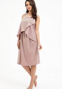 Bezrękawna sukienka w kształcie litery A w mauve materialu, z warstwowym projektem i falbankami oraz długością do kolan. Gładka tekstura.