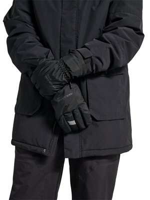 Osoba ubrana w czarną zimową kurtkę oraz czarne ocieplane rękawice z elastycznymi mankietami i elementami odblaskowymi, ręce splecione z przodu.