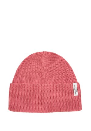 Bonnet tricoté en rose pâle, avec un ourlet côtelé et un dessus lisse. Étiquette cousue sur l'ourlet, indiquant le nom de la marque.