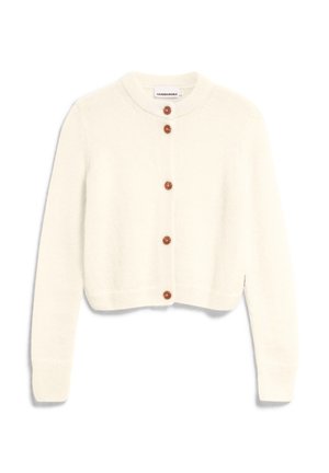 Korte witte cardigan van zacht materiaal, met een ronde halslijn en vijf bruine knopen aan de voorkant. Geen patronen of accenten.