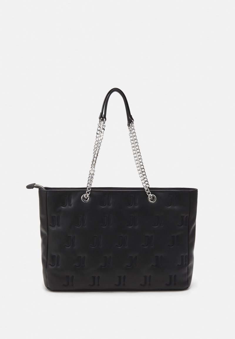 Sac fourre-tout noir en cuir lisse, avec un motif de logo embossé, des anses en chaîne argentée et une fermeture éclair en haut.
