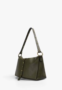 Bolso de mano de cuero verde oliva con acabado texturizado, hardware en tono dorado y correa con tachuelas. Presenta una forma relajada y cierre superior con solapa.