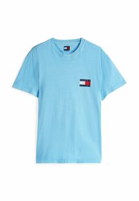Camiseta de algodón azul claro con un pequeño parche de logo en rojo, blanco y azul marino en el pecho. Cuello redondo clásico y mangas cortas.