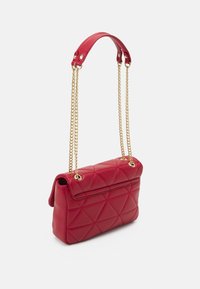 Borsa a tracolla trapuntata rossa con una texture liscia, dotata di una tracolla in catena dorata e una forma strutturata. Chiusura classica a pattina con cuciture diagonali.
