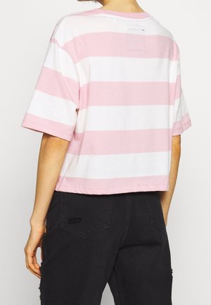 Camiseta corta de manga corta con rayas rosa claro y blancas. Confeccionada en algodón suave, cuenta con un cuello redondo y un pequeño parche en la parte posterior.