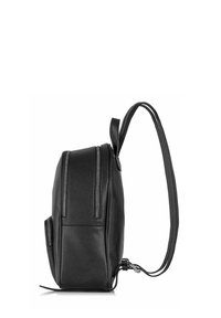 Czarny skórzany plecak o gładkiej fakturze, prostokątnym kształcie, z podwójnym zamkiem błyskawicznym i jedną regulowaną rączką.