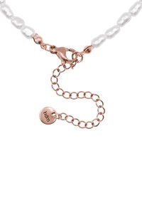 Collana di perle con perle di forma irregolare, hardware in oro rosa, chiusura a gancio e una delicata catena con un'etichetta rotonda su cui è inciso "hdm".