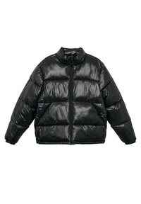 Melna pūkainā jaka ar spīdīgu, quilted virsmu, augstu apkakli, rāvējslēdzēju un elastīgām piedurknēm, kas nodrošina ciešu piegulšanu.