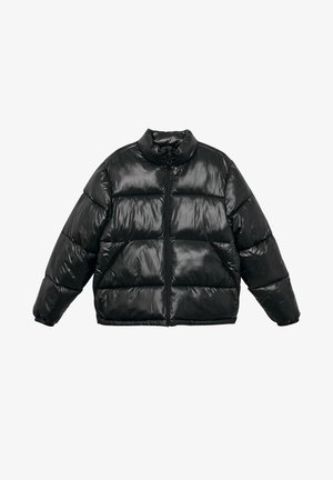 Doudoune noire avec une surface brillante et matelassée, un col haut, une fermeture éclair et des poignets élastiques pour un ajustement parfait.