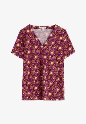 Bluzica s kratkimi rokavi in V-izrezom, izdelana iz blaga z izrazitimi cvetličnimi vzorci v roza, oranžni in kremni barvi na temnem ozadju.