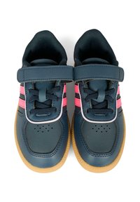 Zapatillas azul marino con una superficie texturizada, que presentan rayas rosas y negras, un cuello acolchado y una suela de goma. Con correa ajustable de velcro.