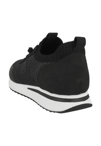 Svart sportskon med ett texturerat stickat ovansida, mockahäl och en vit sula med en svart rand. Inkluderar en snabbstängning för justering av passform.